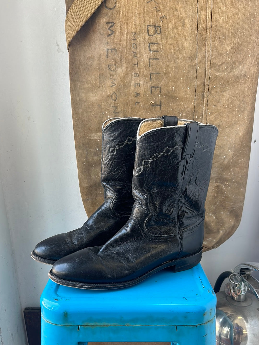 Justin black cowboy boots best sale