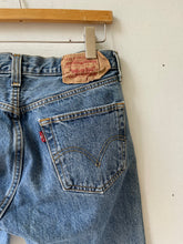 Load image into Gallery viewer, Levi&#39;s 501 32x31
